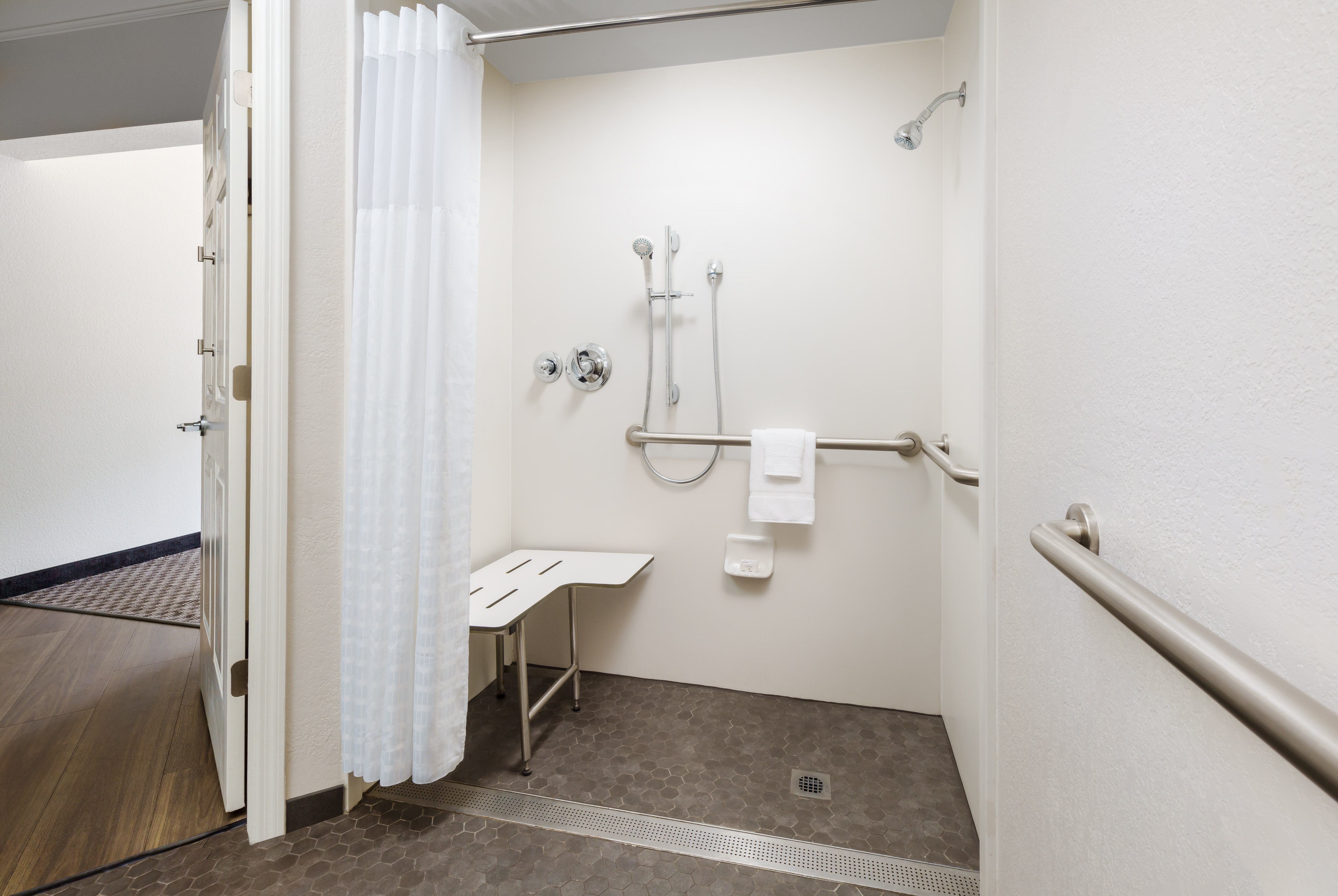 Guest room bath at the La Quinta Inn & Suites by Wyndham Tampa Brandon Regency Park in Brandon, Florida